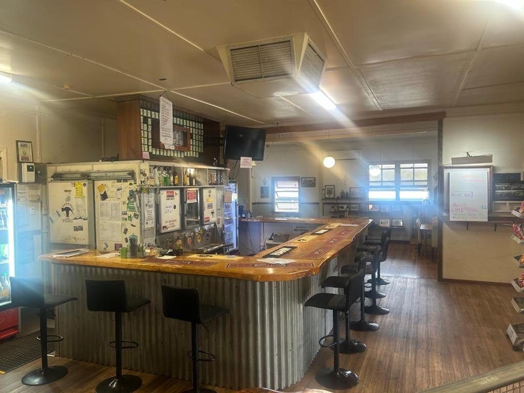 Gundy Pub & Caravan Park Gundiah Esterno foto