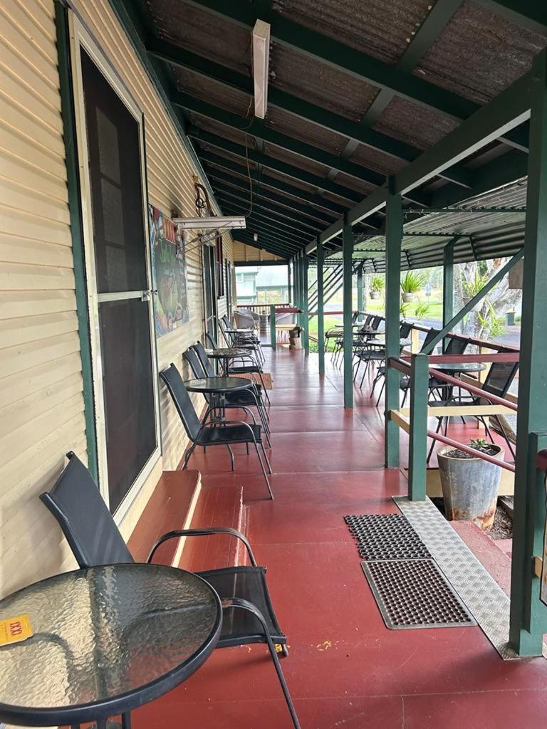 Gundy Pub & Caravan Park Gundiah Esterno foto